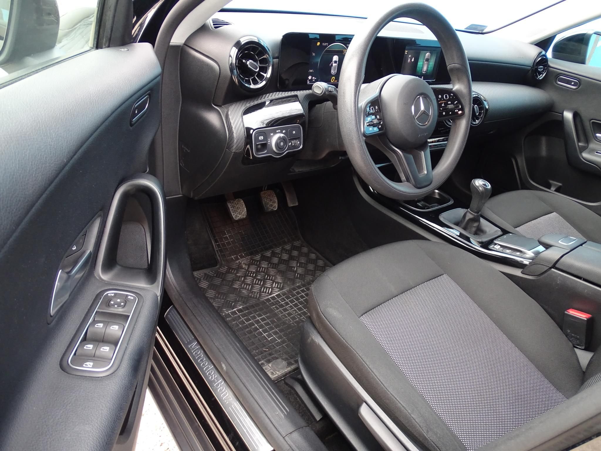 MERCEDES-BENZ A 180