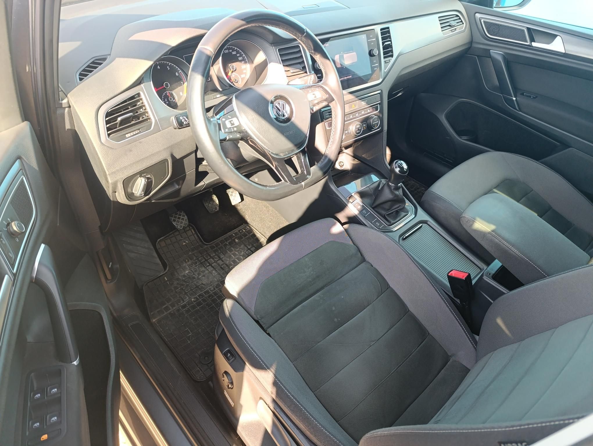 VOLKSWAGEN GOLF SPORTSVAN