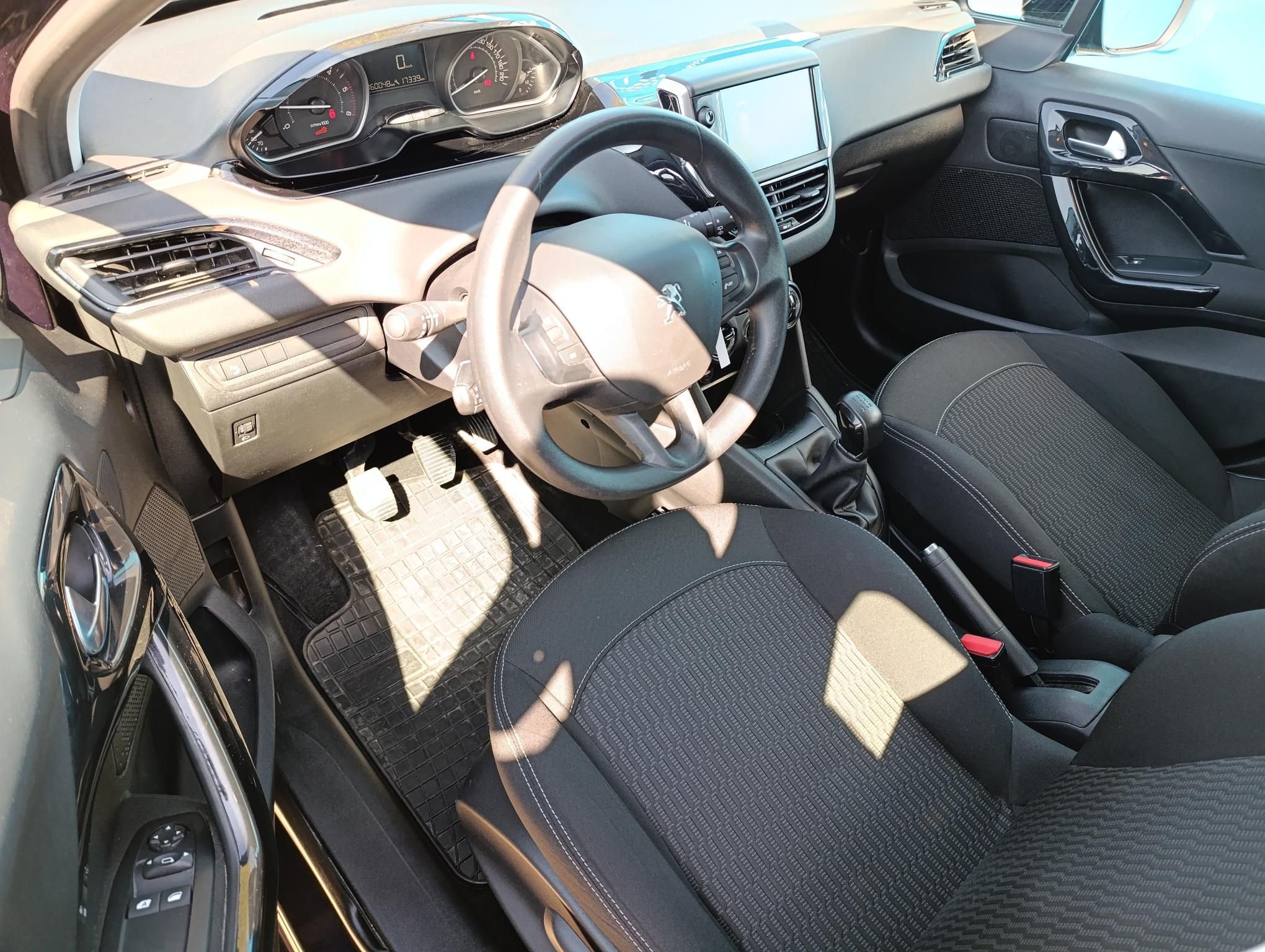 PEUGEOT 208