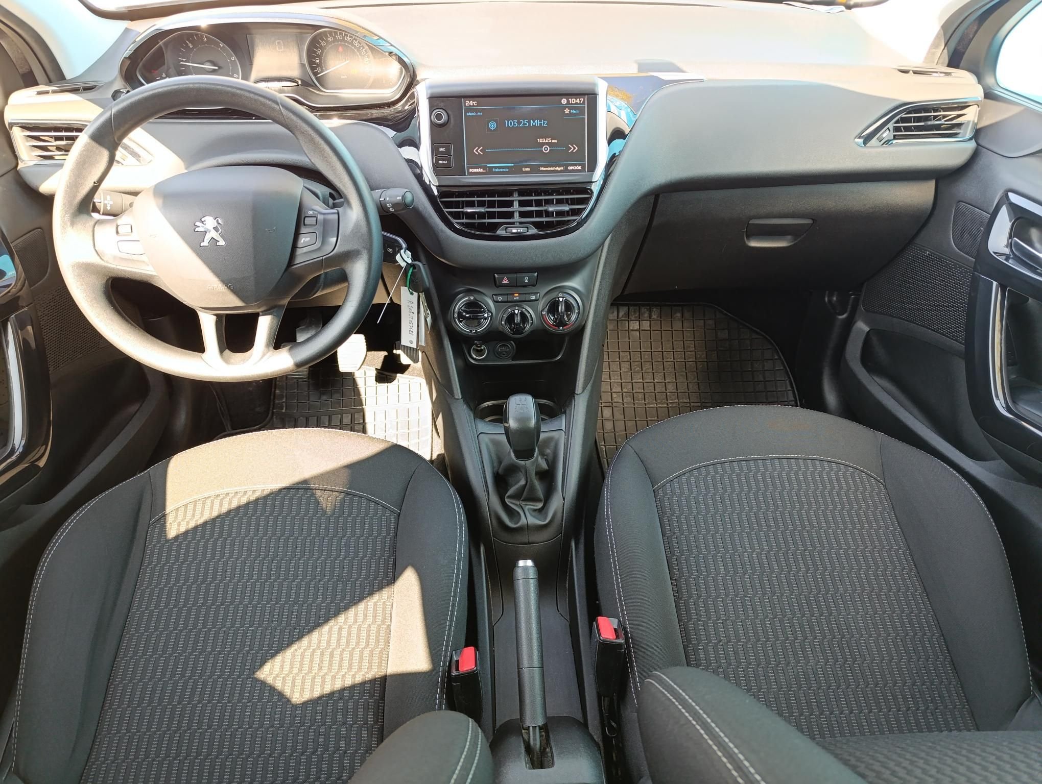 PEUGEOT 208
