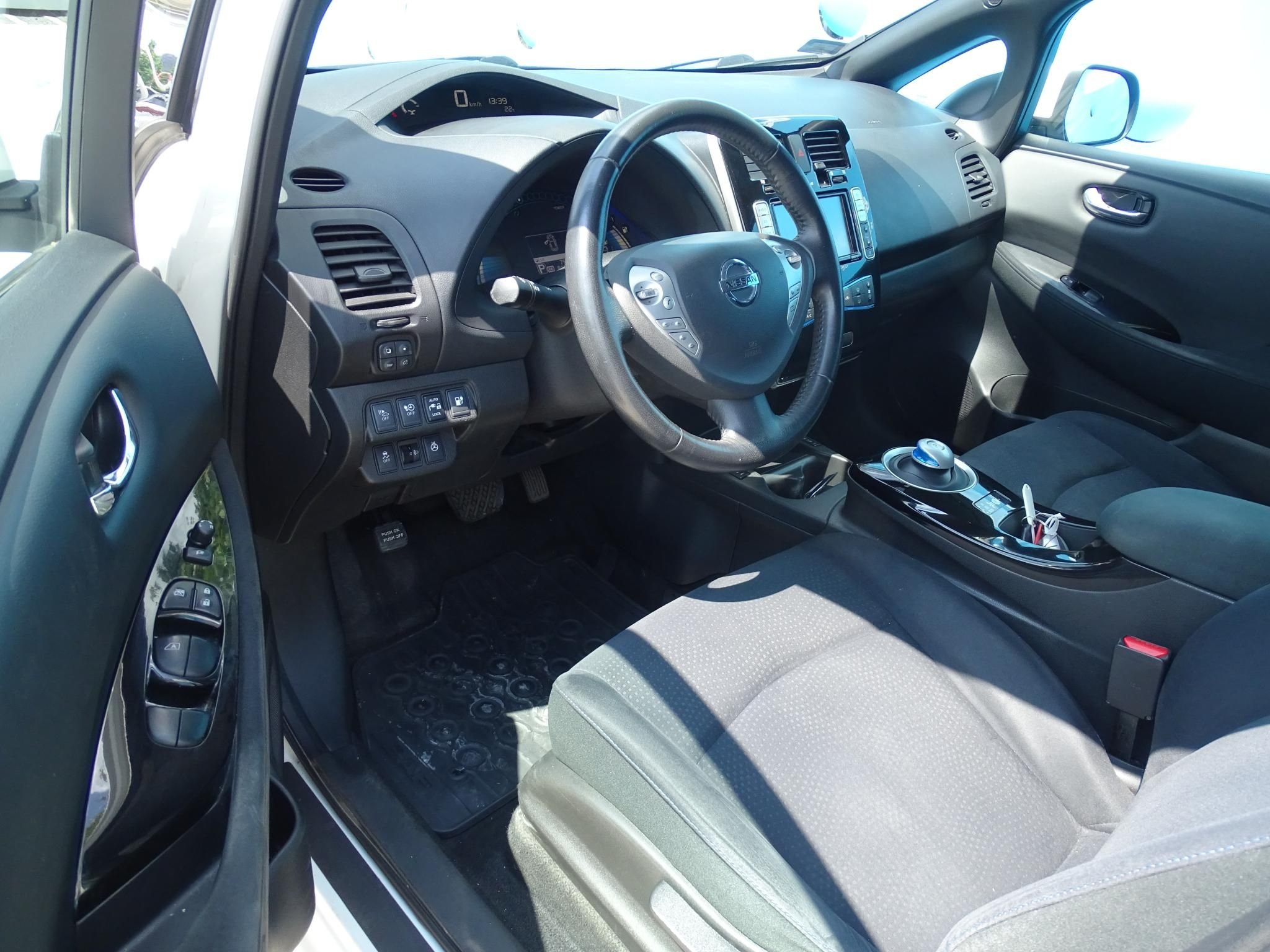 NISSAN LEAF