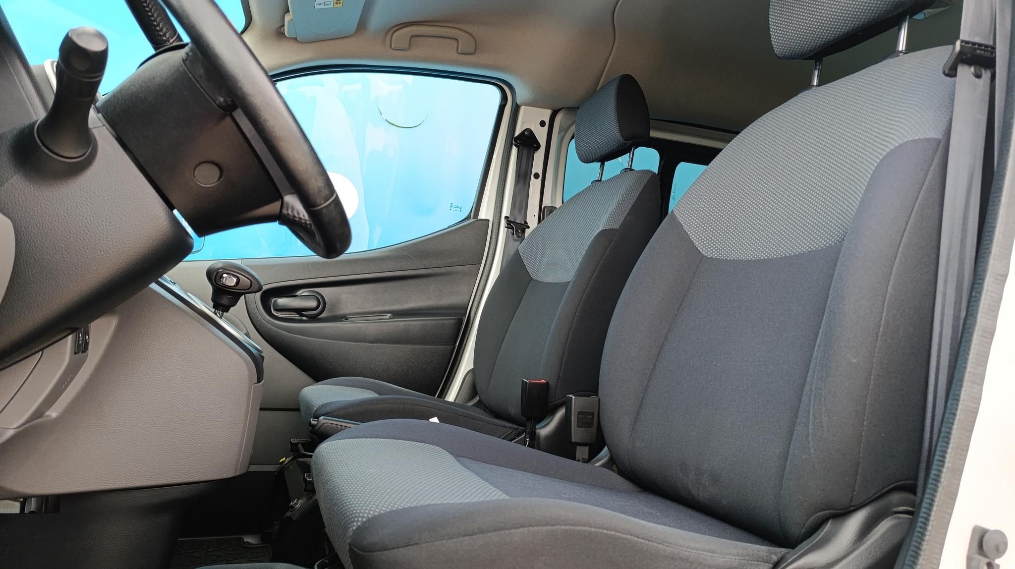 NISSAN NV200