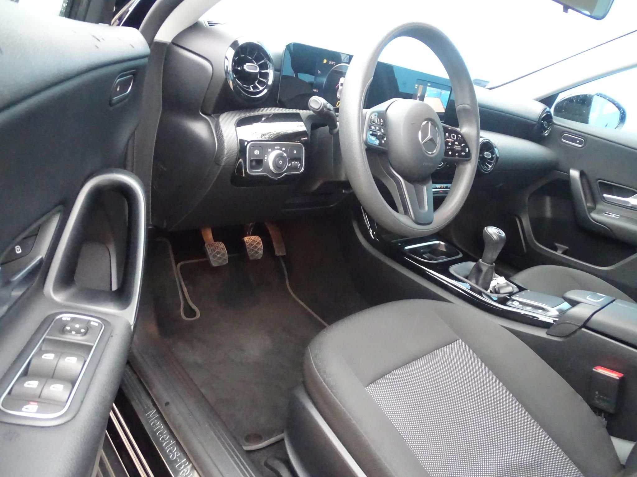 MERCEDES-BENZ A 180