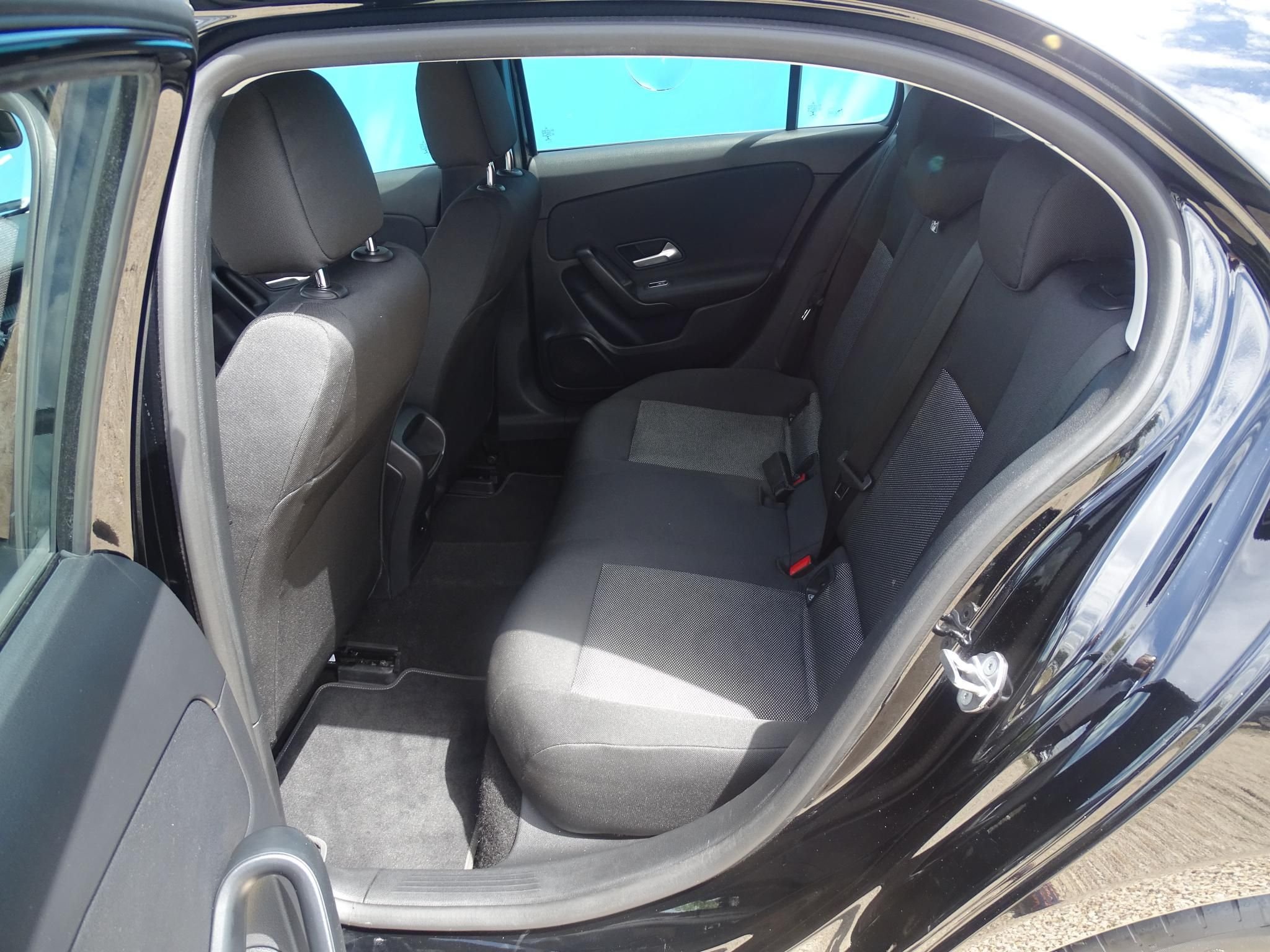 MERCEDES-BENZ A 180