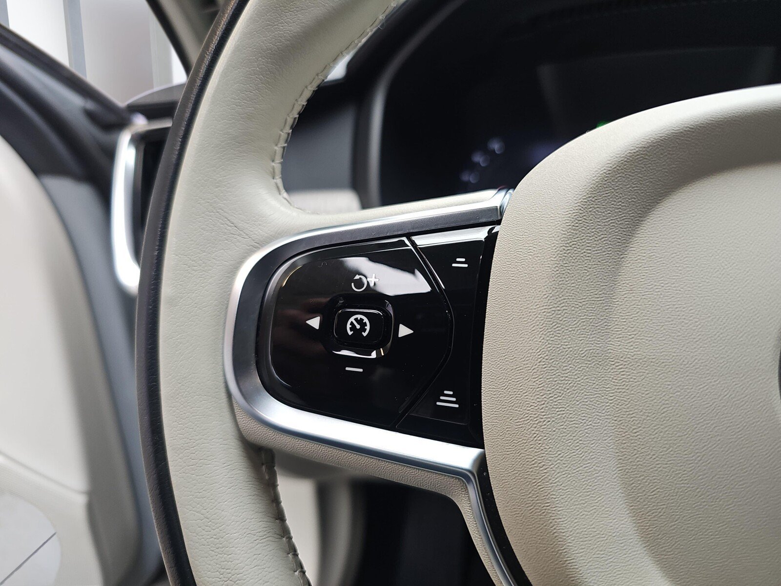 Volvo V90 Cross Country