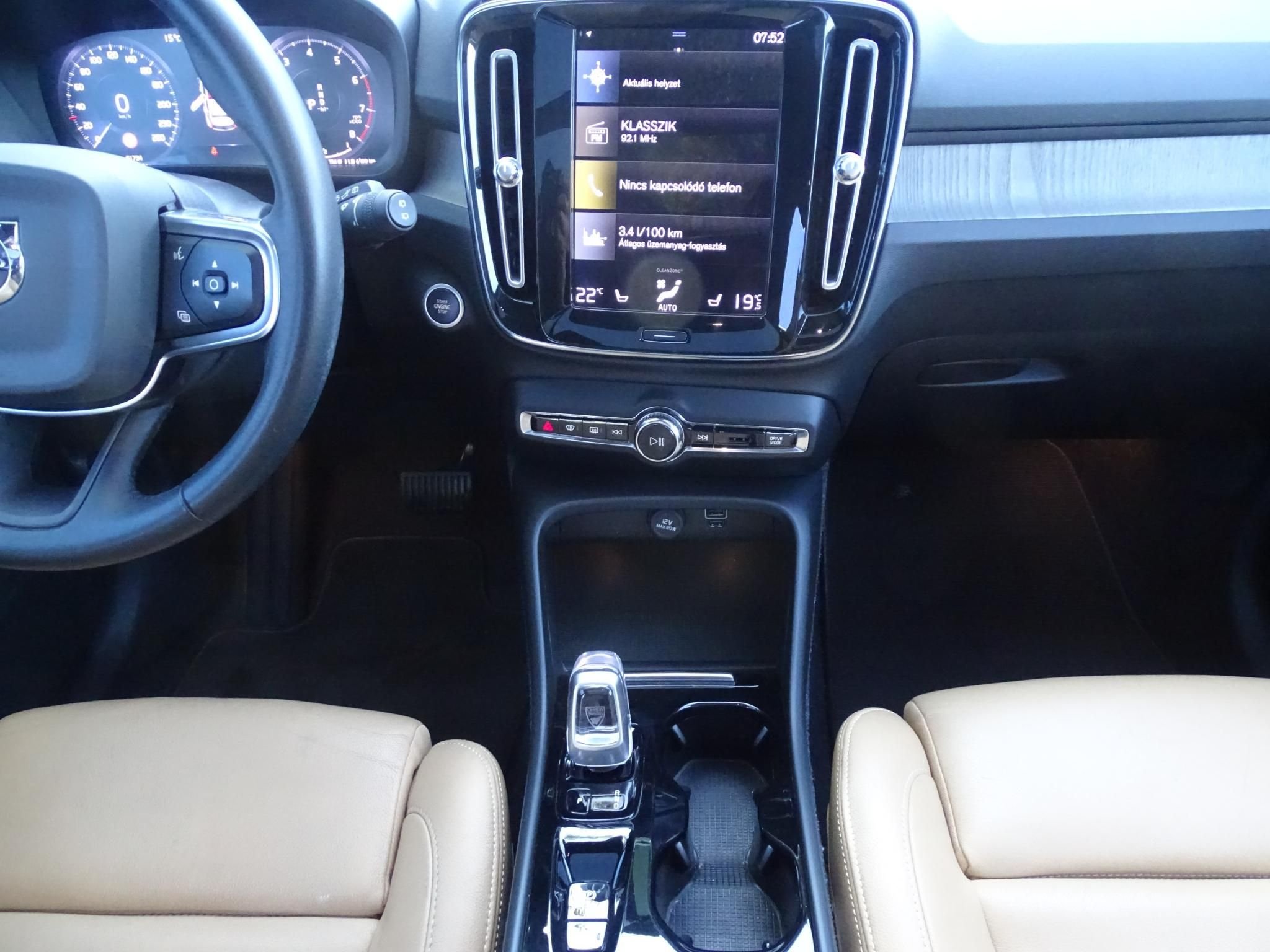 VOLVO XC40