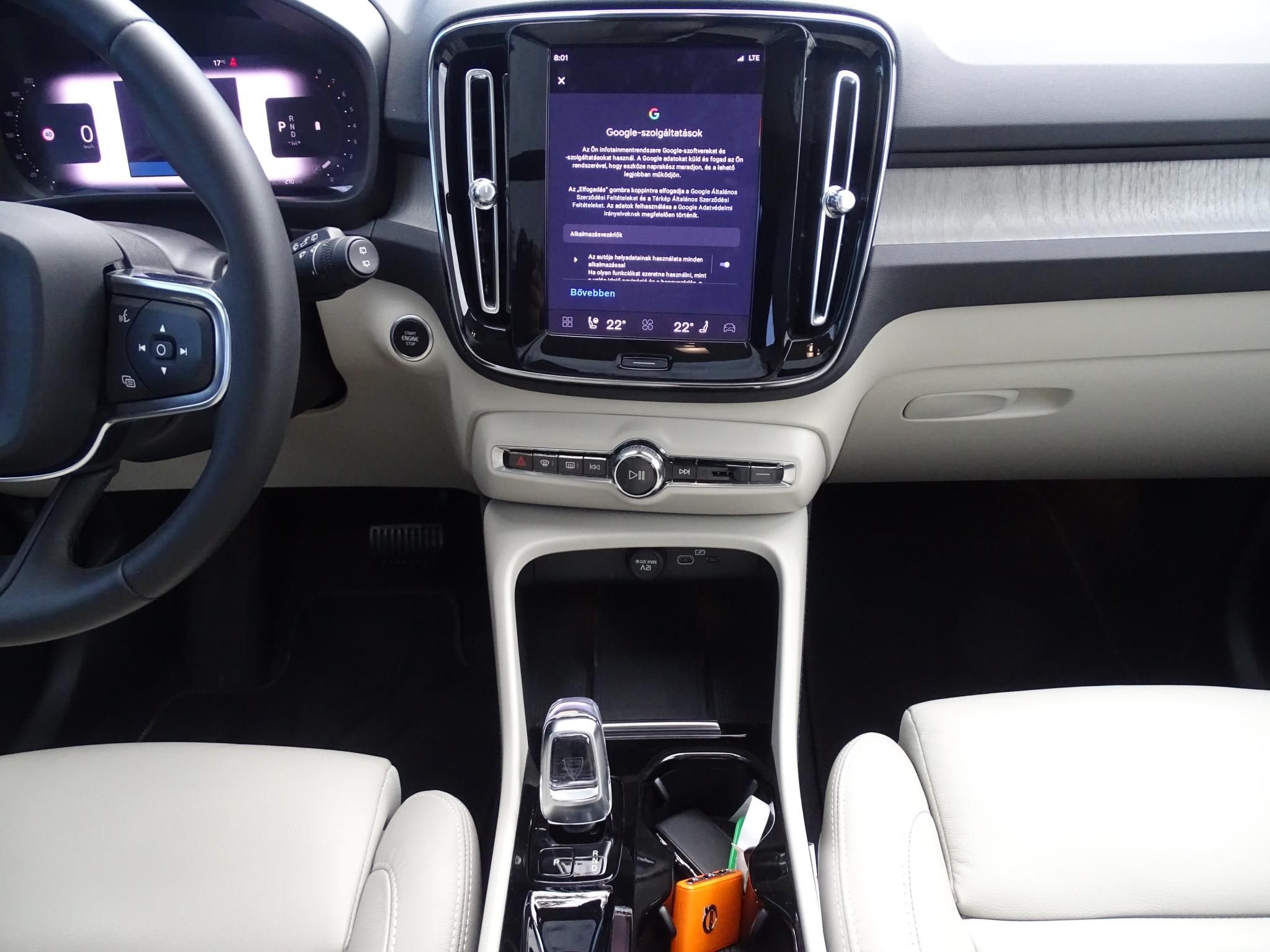 VOLVO XC40