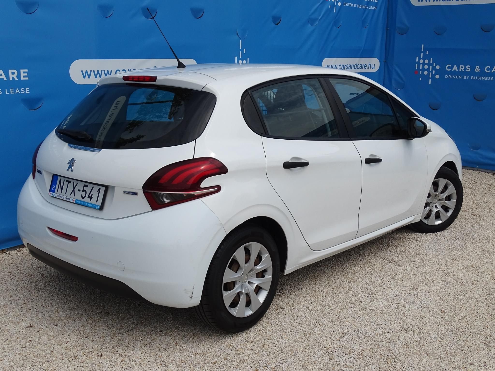 PEUGEOT 208