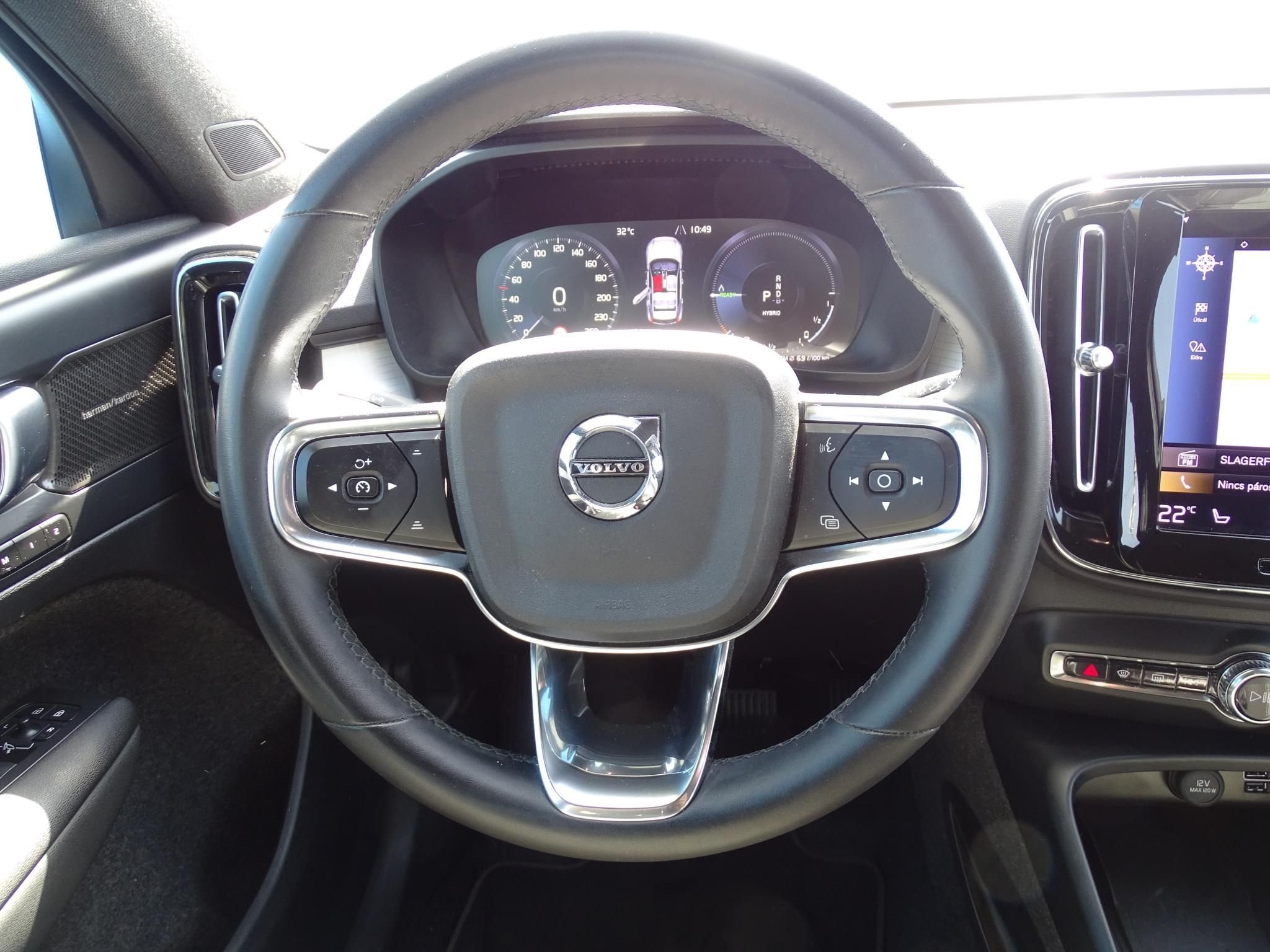VOLVO XC40